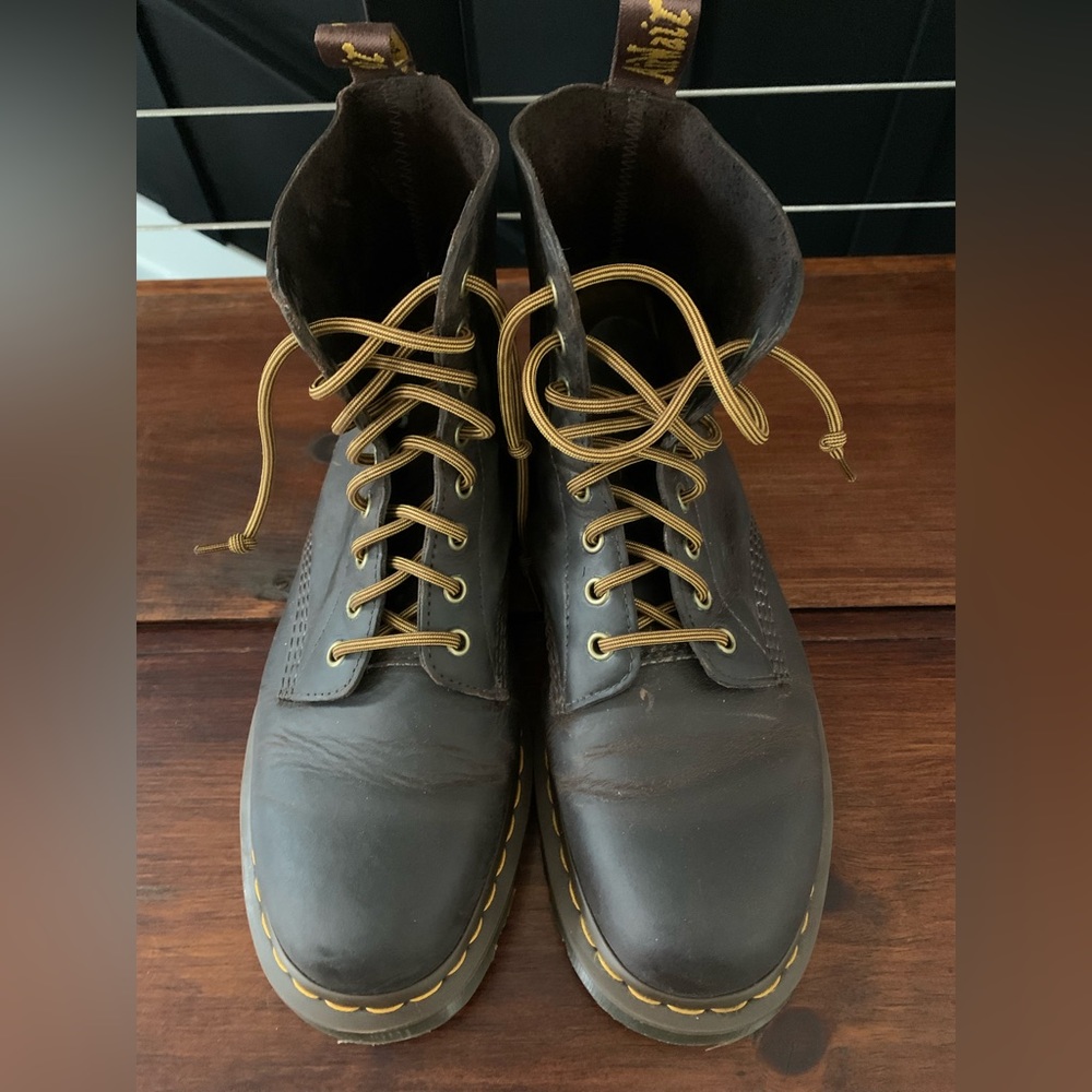Size 10 men’s Dr martens. Worn once.